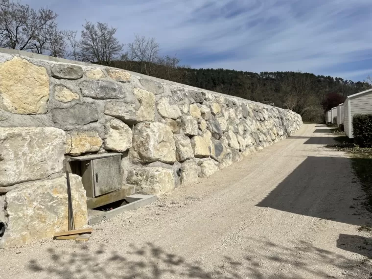 Enrochement d'un mur de soutènement, Crest, Val Drôme T.P