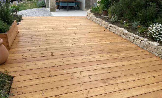 Réalisation d'une terrasse en bois et muret avec pierre d'Eyzahut (26)